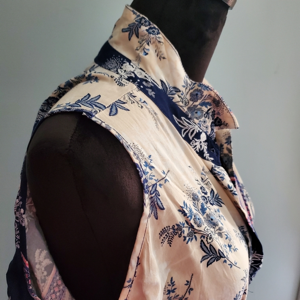 Floral-patterned Buttoned-Down Blouse - Picture 2 of 2